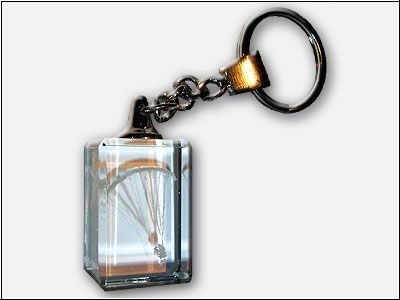 Porte-clés cube en verre avec parachutiste Porte-clés cube en verre avec parachutiste
